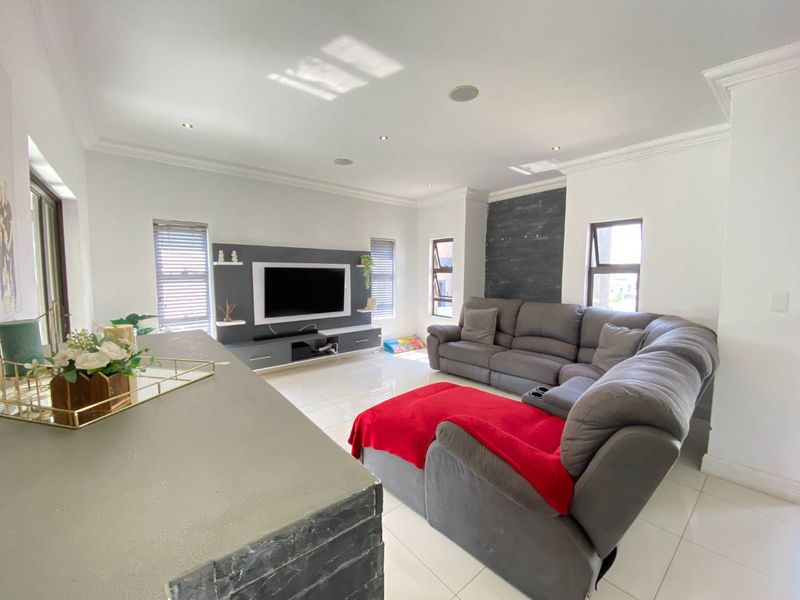 Stunning 3-Bedroom Masterpiece In Blue Valley Golf Estate Awaits You - Photo 2