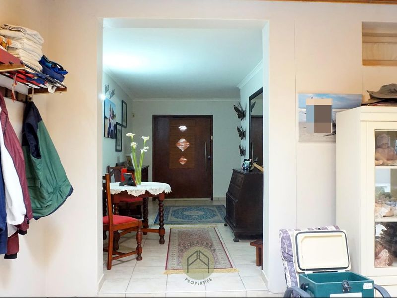 3 Bedroom OCEAN FRONT House With a 1 Bedroom Flat FOR SALE in Noord Duin, Henties Bay - Photo 8