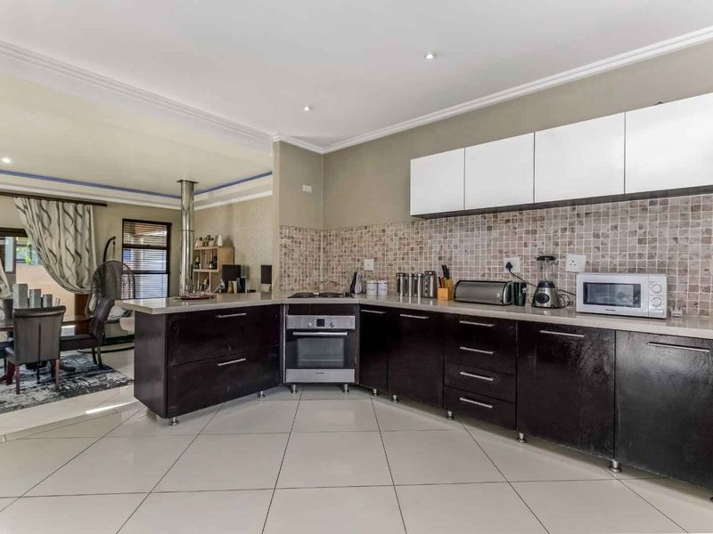 LOVELY SINGLE-LEVEL LIVING IN SOUGHT AFTER ESTATE SITUATED IN THE HEART OF BEVERLEY - Photo 6