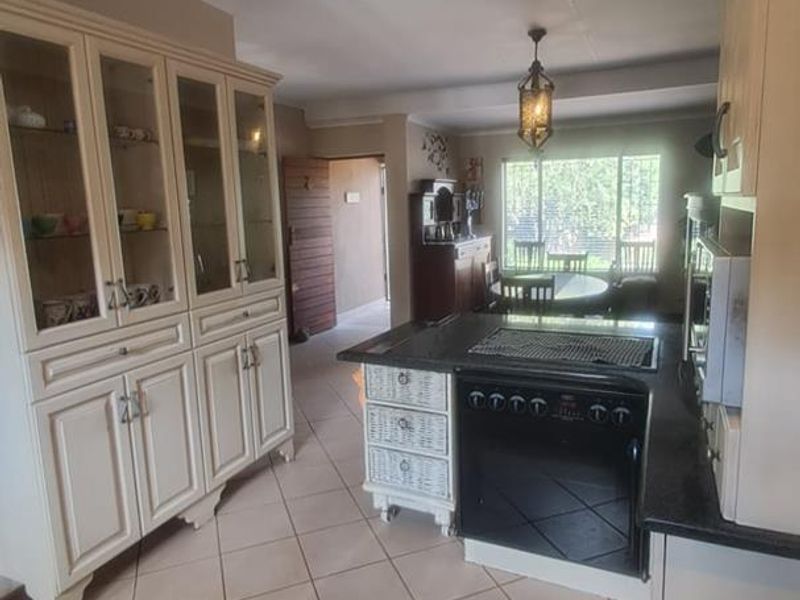 LOVELY 3 BEDROOM FAMILY HOUSE - Photo 6