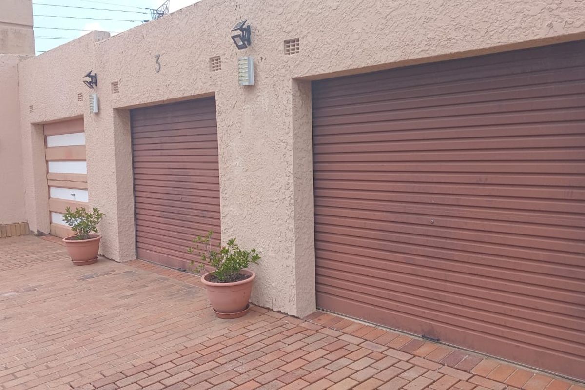 3 Bedroom House for Sale in Evanspark Johannesburg South - Photo 3