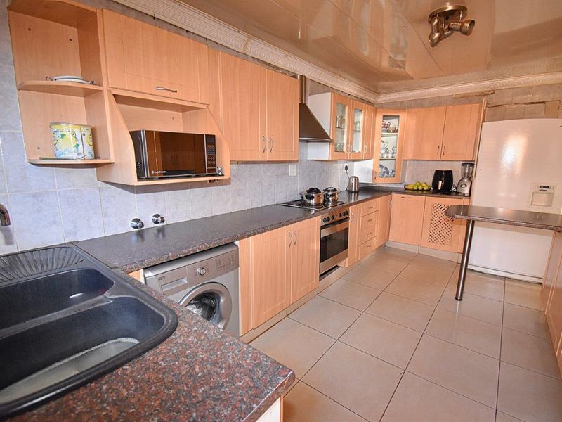 "Welcome Home: Spacious 3-Bed Dream Awaits!" - Photo 3