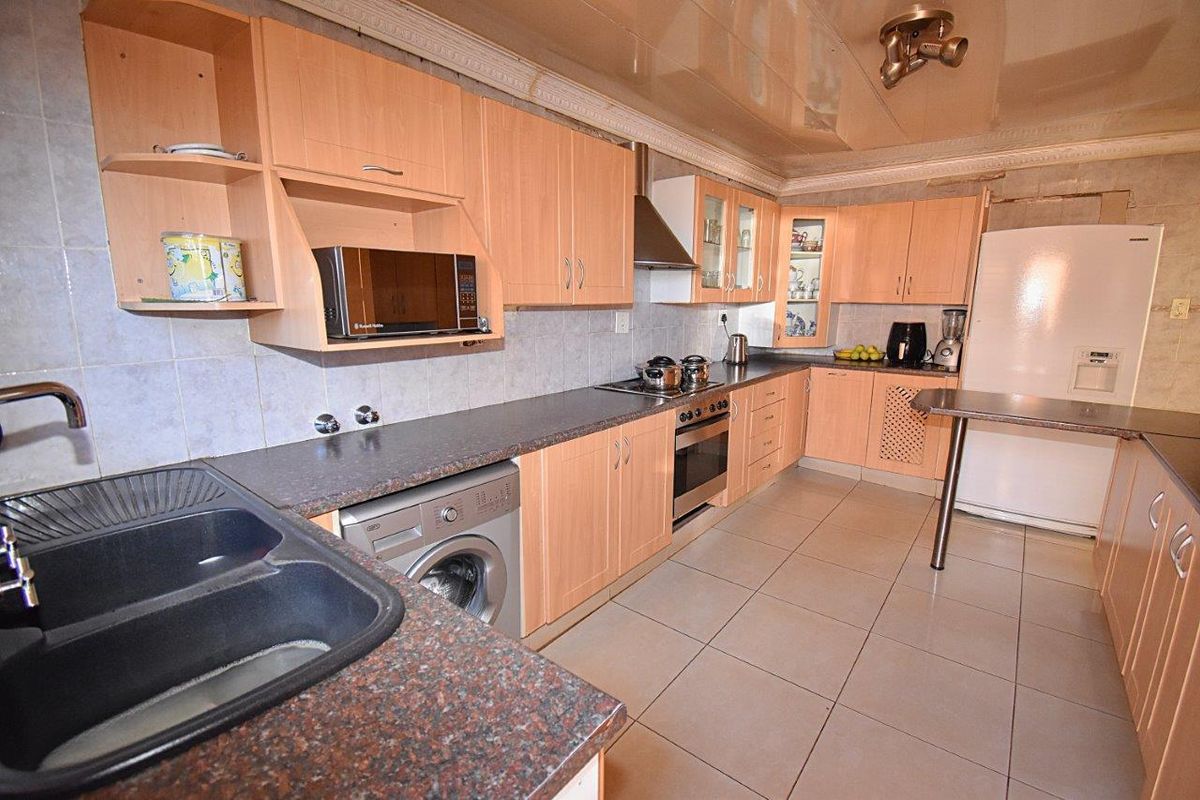 "Welcome Home: Spacious 3-Bed Dream Awaits!" - Photo 3