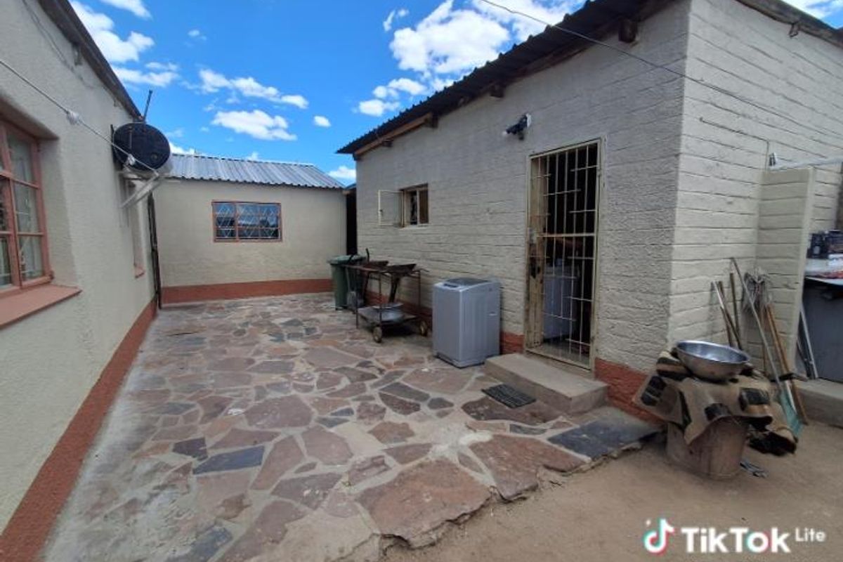 FOR SALE Spacious 4 Bedroom Home in Katutura. - Photo 2