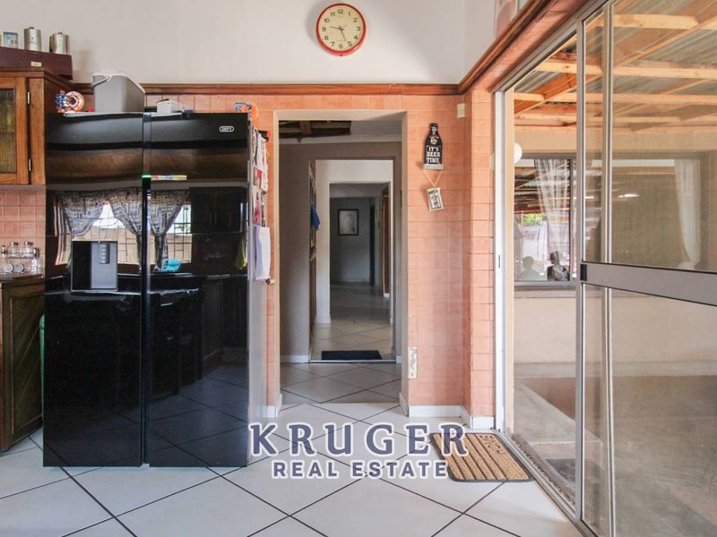 🌟 Spacious Family Home with Private Flat – Prime Location, Outjo! 🌟 - Photo 5