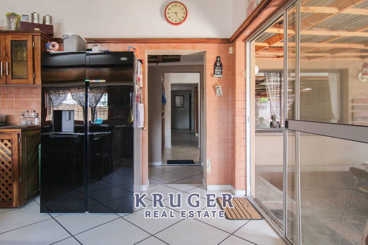 🌟 Spacious Family Home with Private Flat – Prime Location, Outjo! 🌟 - Photo 5