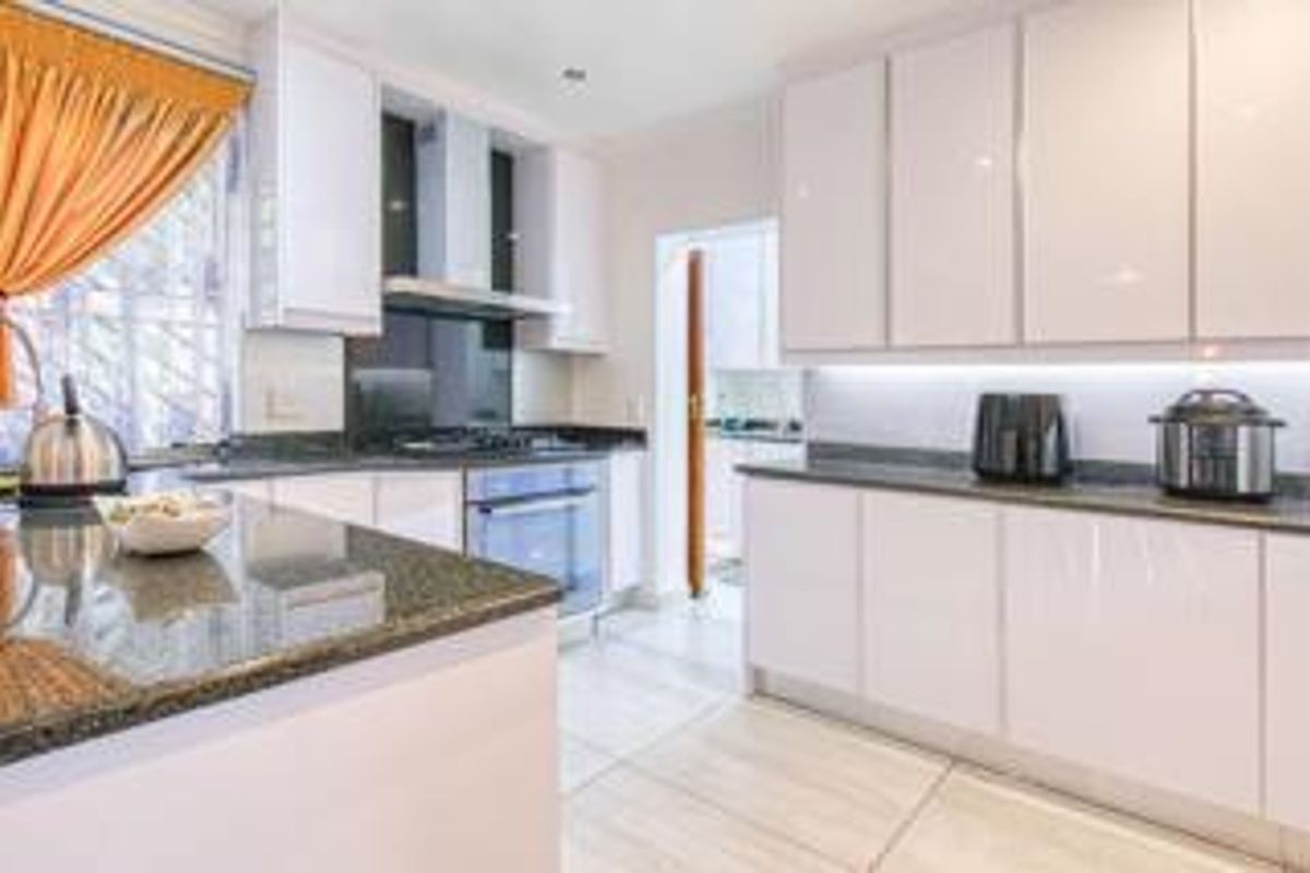3 Bedroom House for Sale in Glenvista - Photo 2