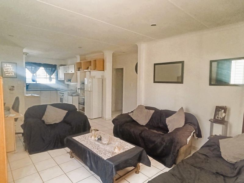 2 Bedroom Townhouse in a Secure and Peaceful Complex - Photo 2