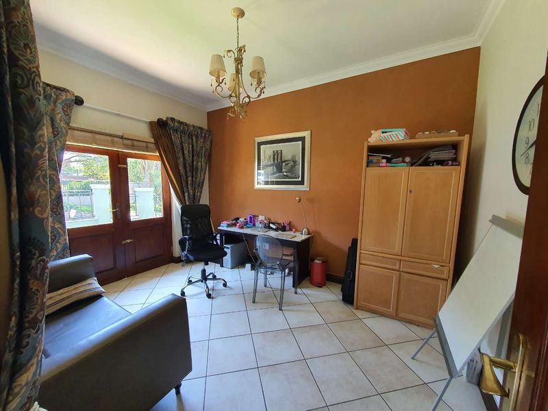 Elegant Family Living in the Prestigious Featherbrooke Estate. - Photo 8