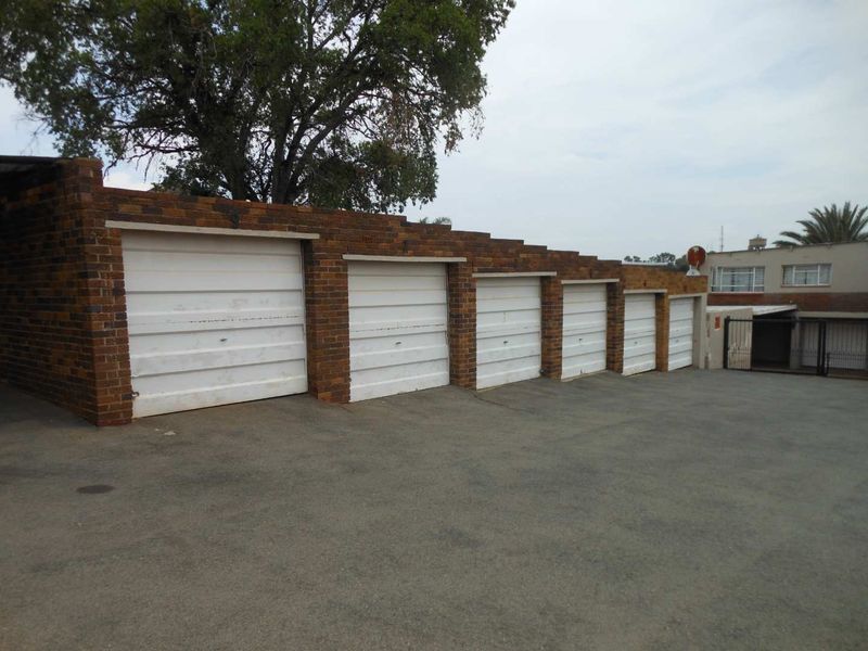 Upstairs 3 bedroom unit - Photo 3