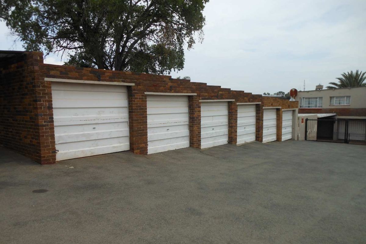 Upstairs 3 bedroom unit - Photo 3