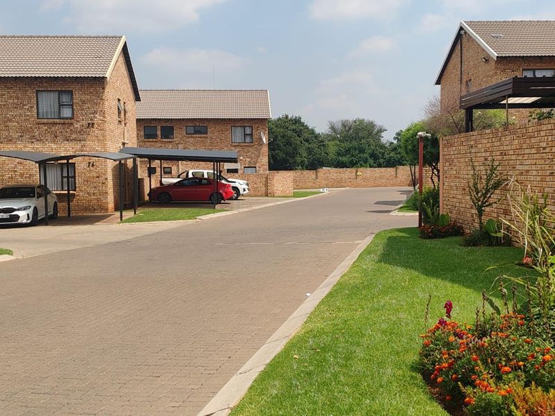 Modern Upbeat Townhouse - Photo 2