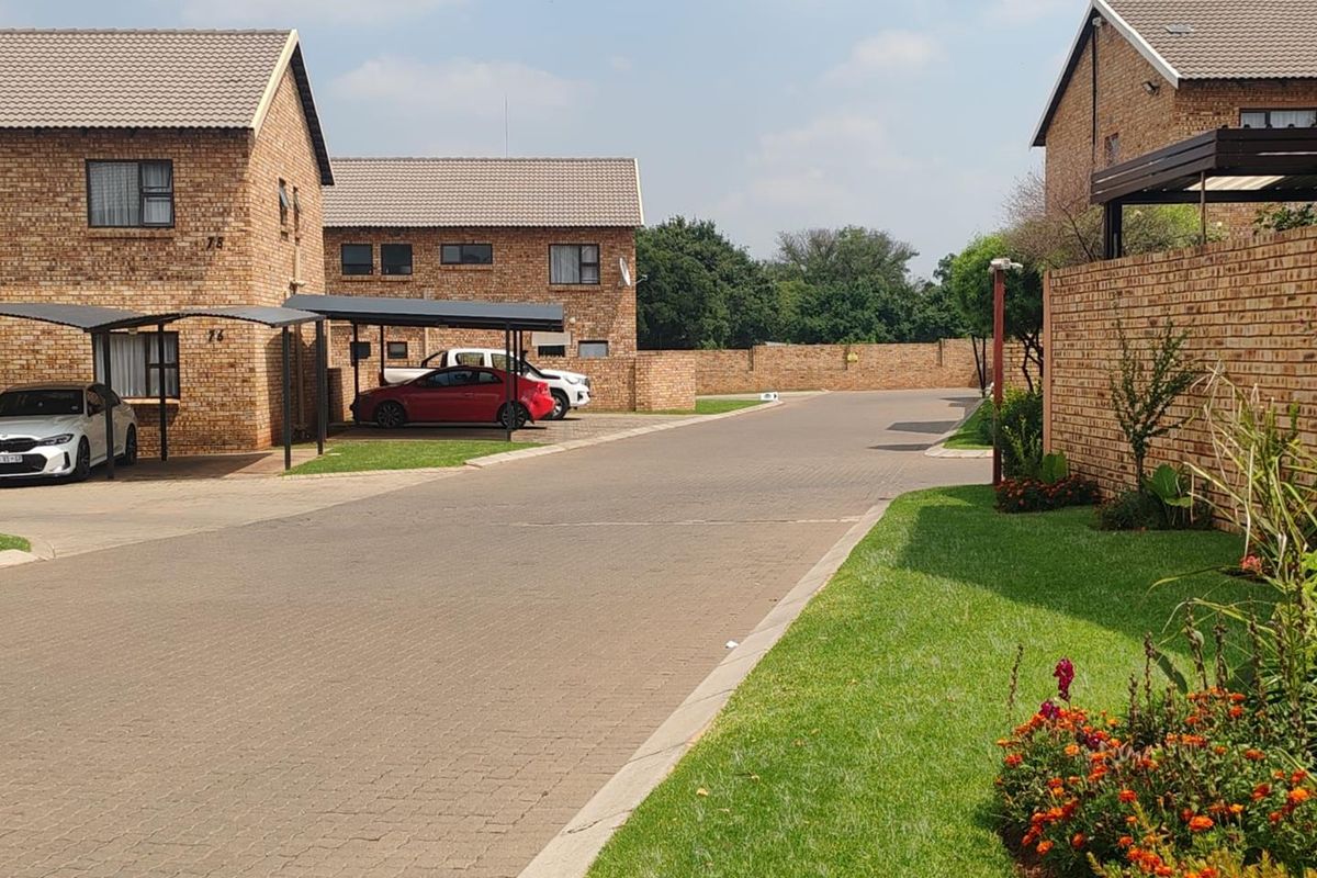 Modern Upbeat Townhouse - Photo 2