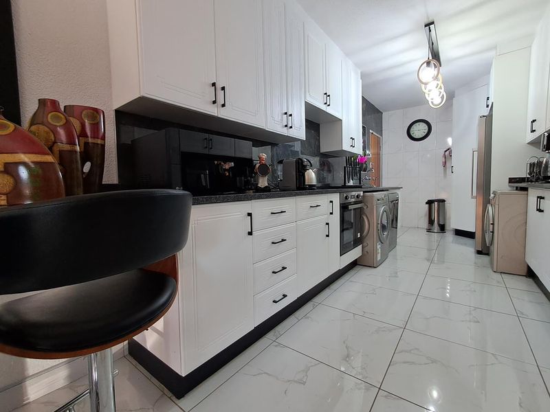 Modern 3 Bedroom Duplex Unit in Brackenhurst - Photo 10