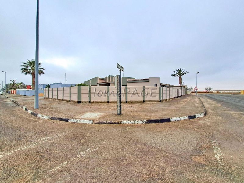 Central, Walvis Bay:  Spacious Corner 3 Bedr Home with 2 Bedr Flat is for Sale - Photo 3