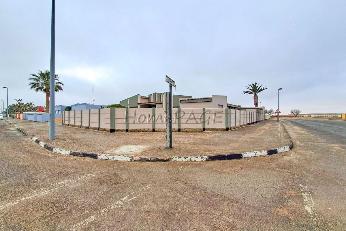 Central, Walvis Bay:  Spacious Corner 3 Bedr Home with 2 Bedr Flat is for Sale - Photo 3