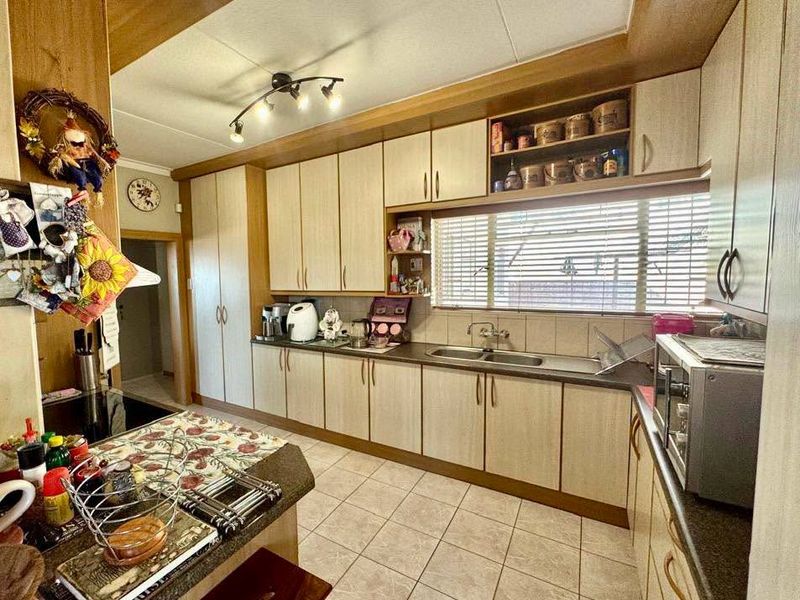 4 Bedroom House For Sale in Olympia - Photo 4
