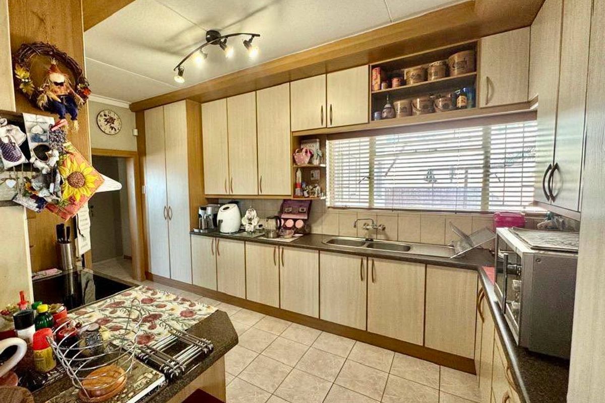 4 Bedroom House For Sale in Olympia - Photo 4