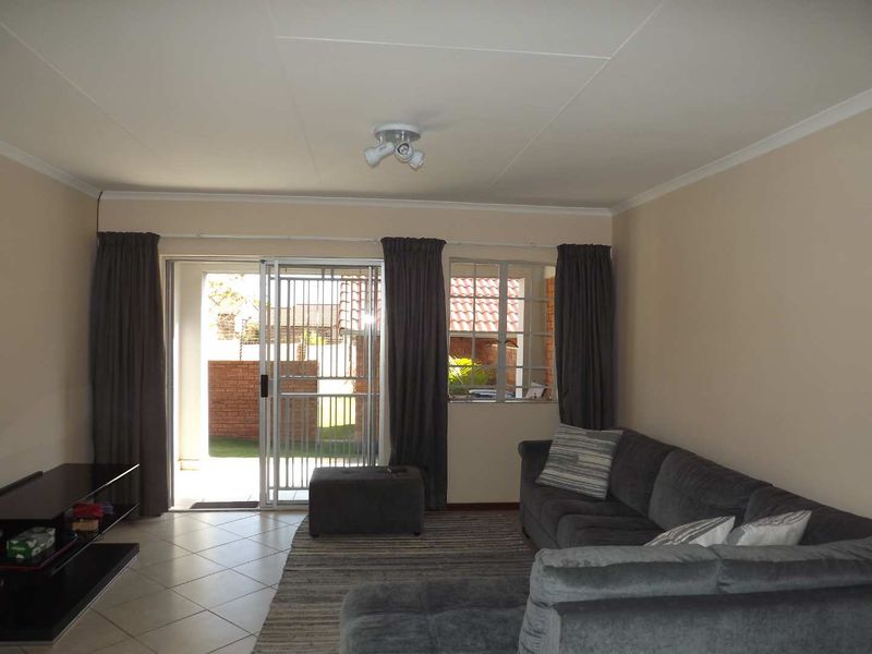Modern 3 Bedroom Townhouse in Prime Location - Photo 3