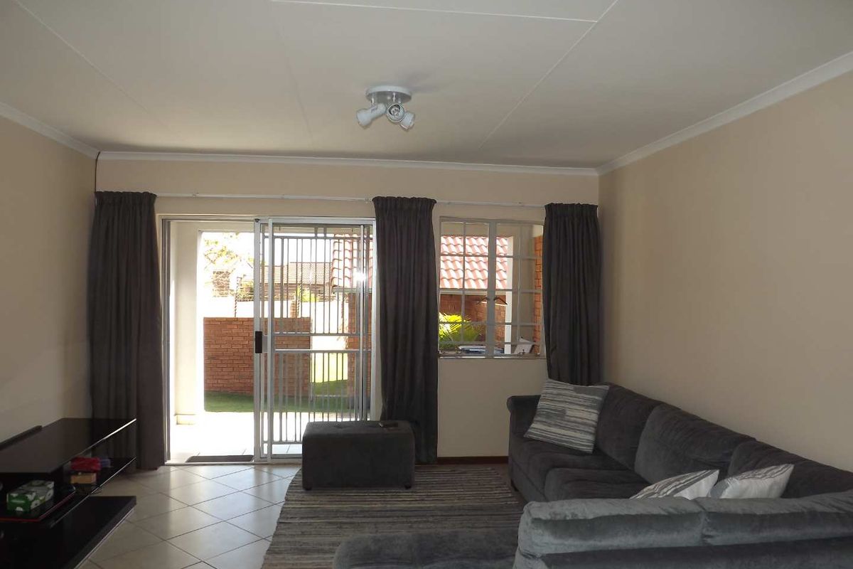Modern 3 Bedroom Townhouse in Prime Location - Photo 3