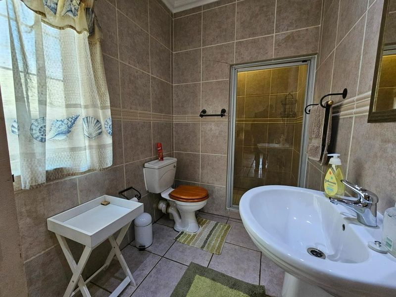 Elegant 5-Bedroom Family Home in Prime Menlo Park Location - Photo 10