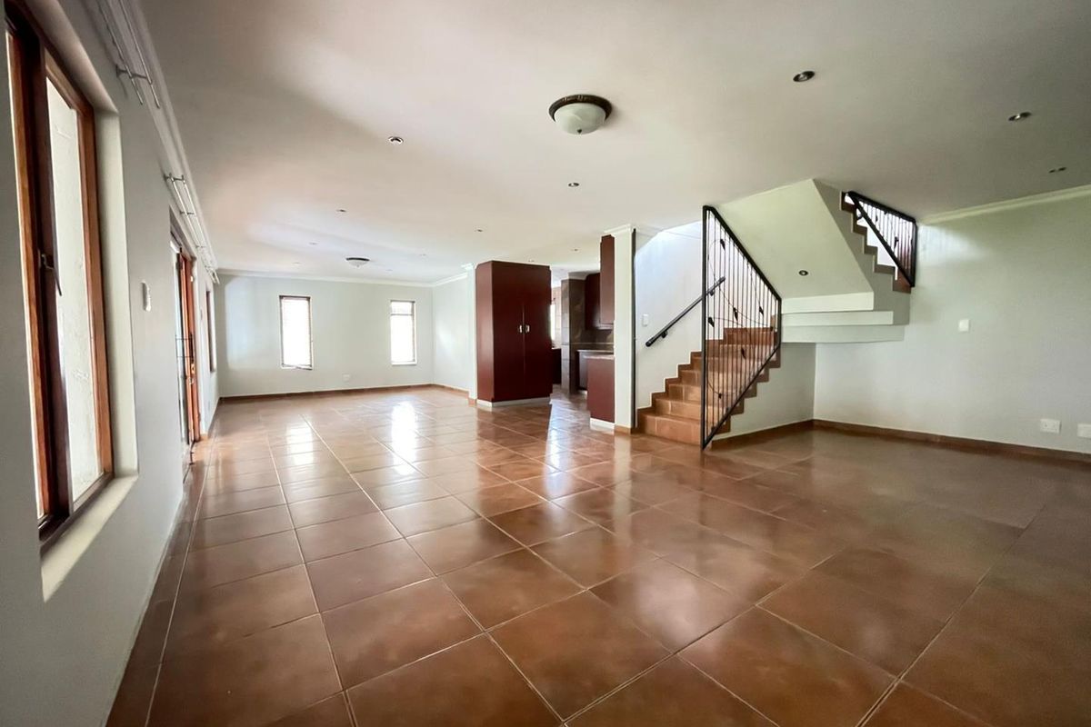 BEAUTIFUL FAMILY HOME FOR SALE IN AMBERFIELD RIDGE ESTATE!!! - Photo 5