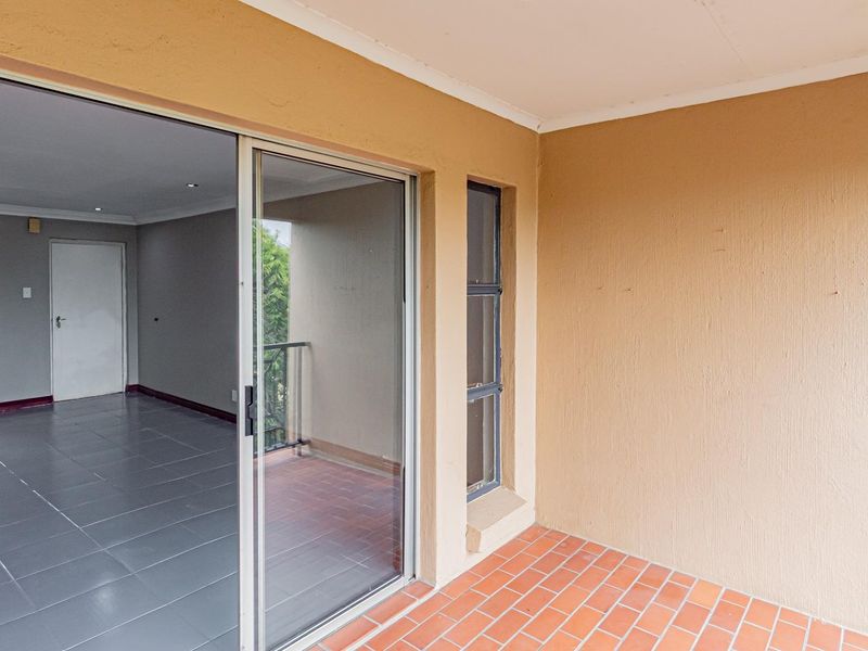 Spacious Two-Bedroom Apartment in a Secure Bryanston Estate - Photo 6