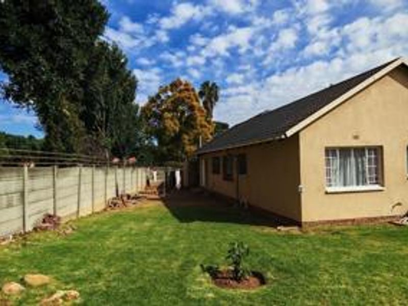 **Three Bedroom Home | Two Bathrooms | Two Garages | Swimming Pool | Staff Accommodation** - Photo 7