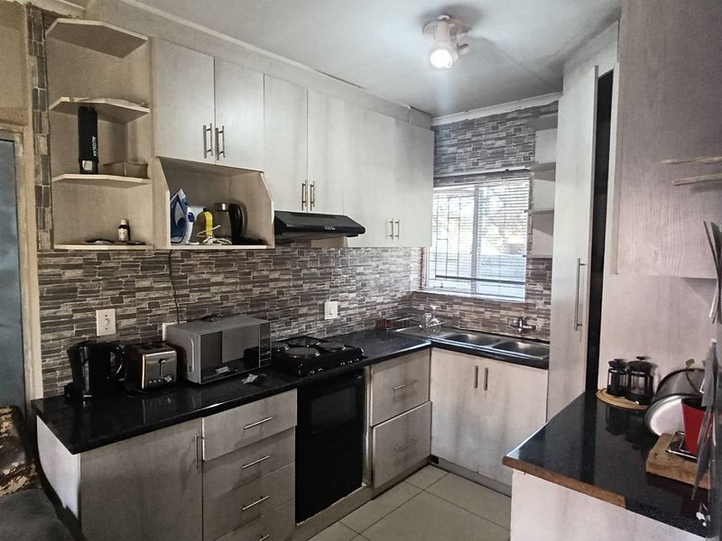 Charm meets Functionality: 3- Bedroom Townhouse - Photo 4