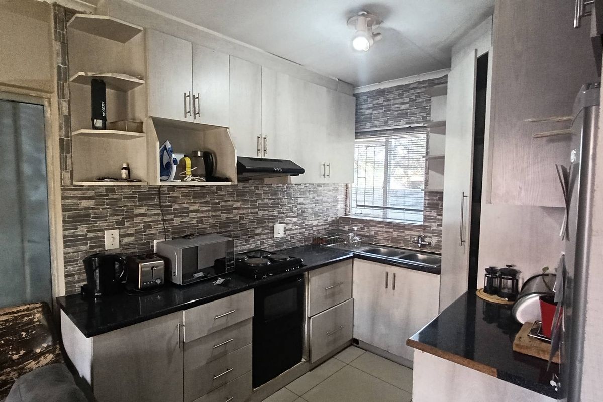 Charm meets Functionality: 3- Bedroom Townhouse - Photo 4