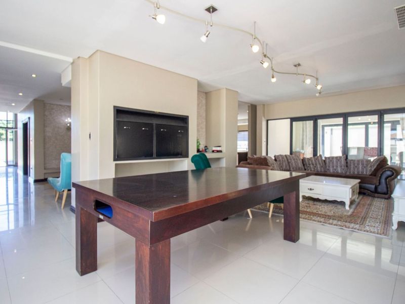 A Home of Grandeur in Plattekloof. - Photo 6