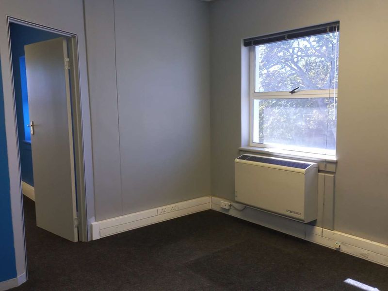 First floor office vacancy, close to Greenacres! - Photo 4