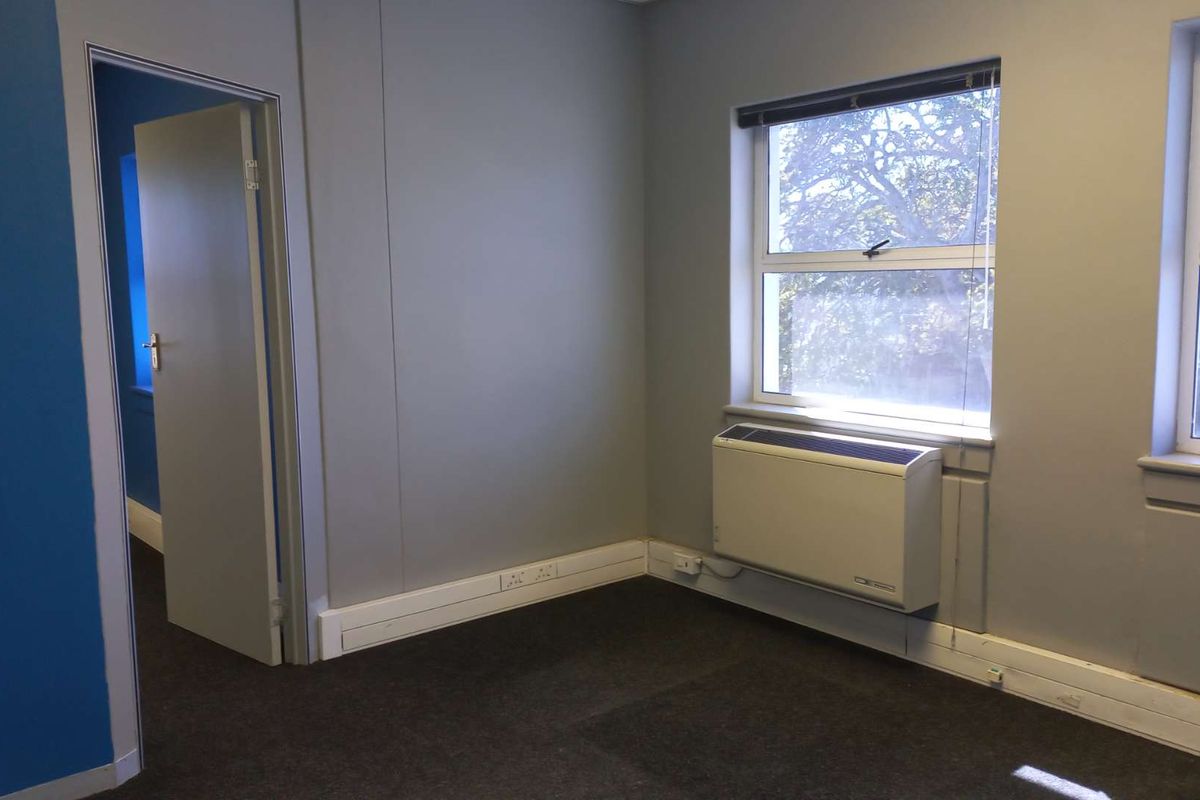 First floor office vacancy, close to Greenacres! - Photo 4