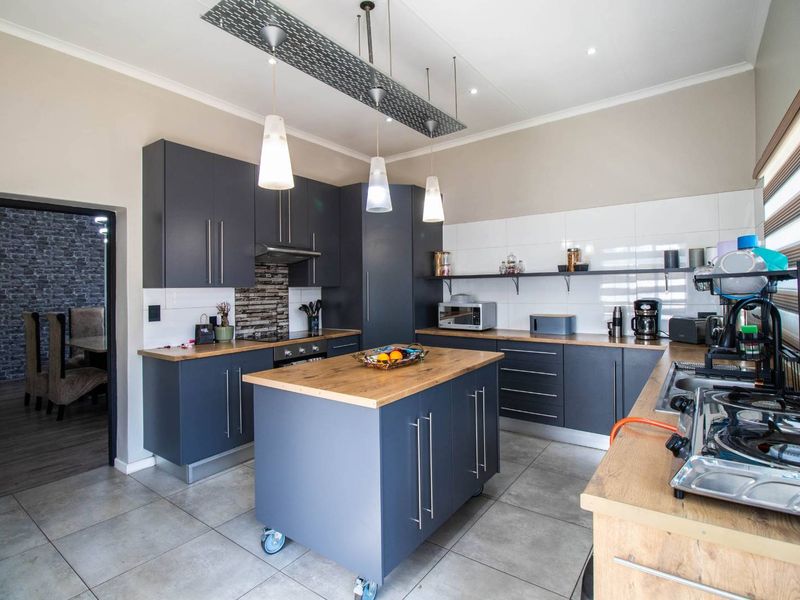 Beautiful 3 Bedroom family home in Western Extention - Photo 8