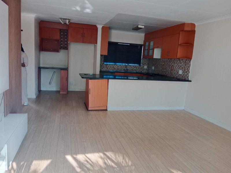Spacious Two-Bedroom Two-Bathroom simplex To Let - Photo 4