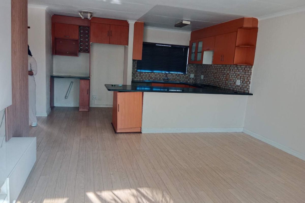 Spacious Two-Bedroom Two-Bathroom simplex To Let - Photo 4