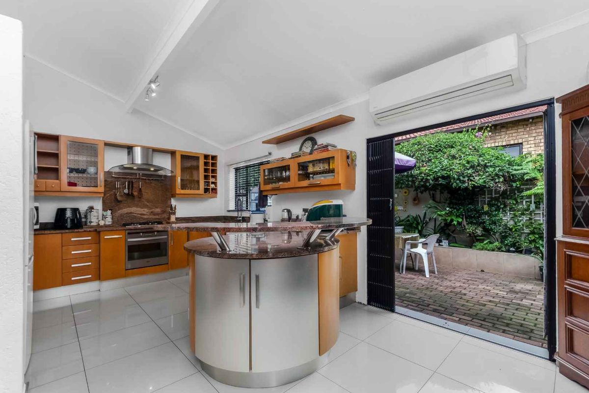 SINGLE-LEVEL LIVING IN A SECURE COMPLEX – THIS CAN BE YOUR NEXT HAPPY PLACE - Photo 4