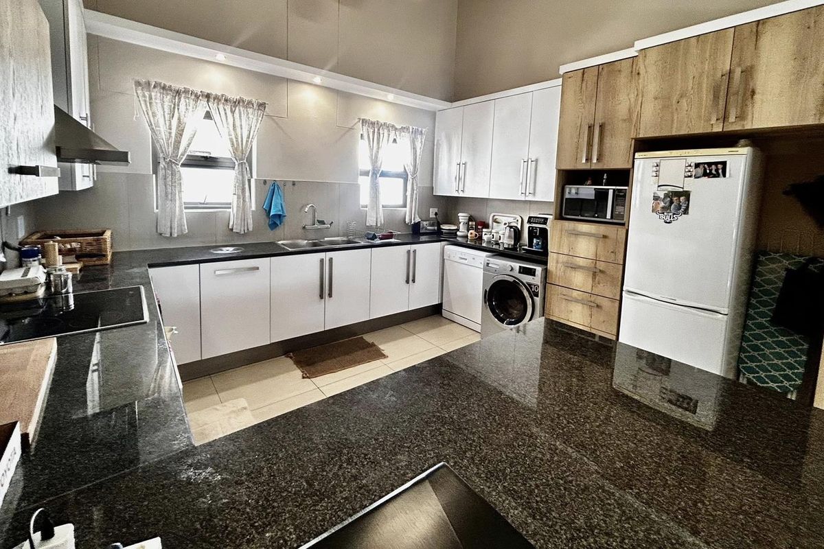 2 Bedroom Apartment TO LET in CBD - Photo 2
