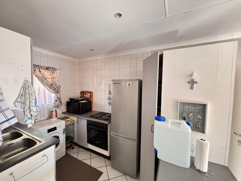 Charming Facebrick Townhouse in Secure Complex - Photo 2