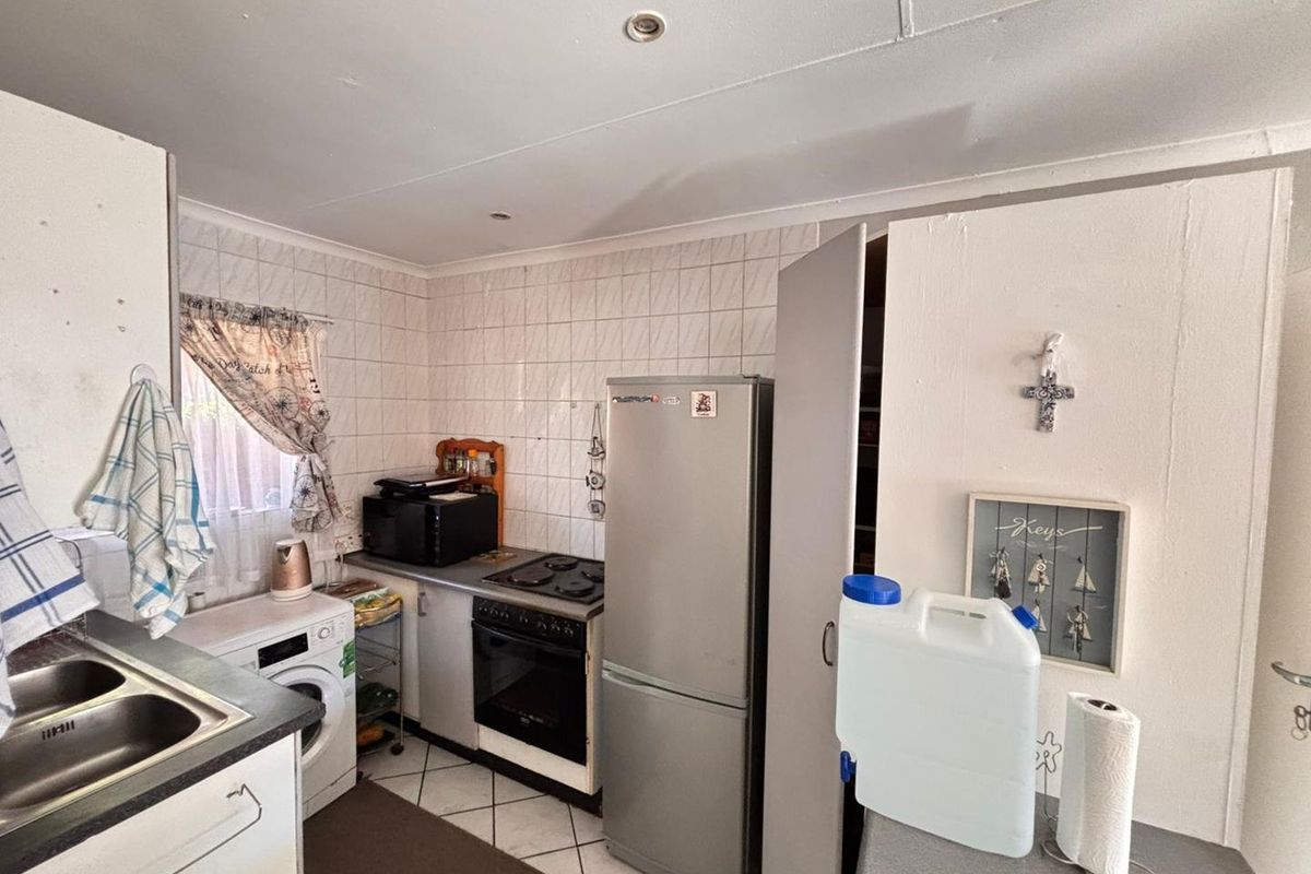 Charming Facebrick Townhouse in Secure Complex - Photo 2