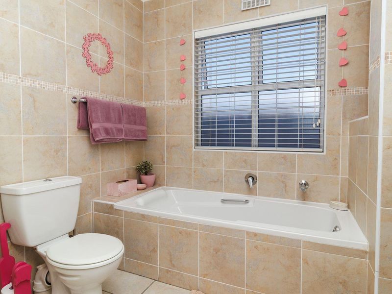 Spacious Coastal Family Living in the Heart of Sunningdale, Cape Town - Photo 7