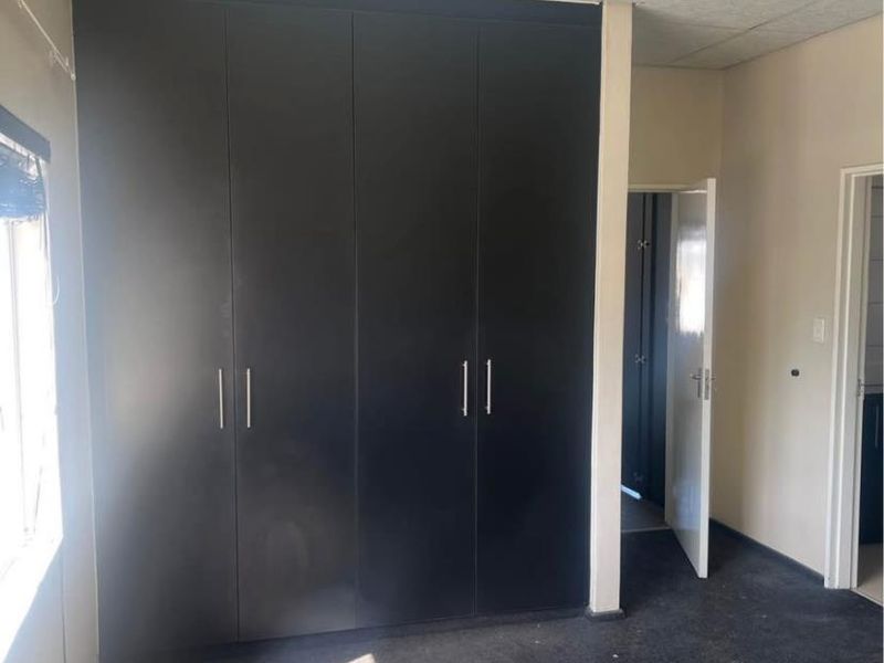 Double Storey Office Space To Let - Photo 4