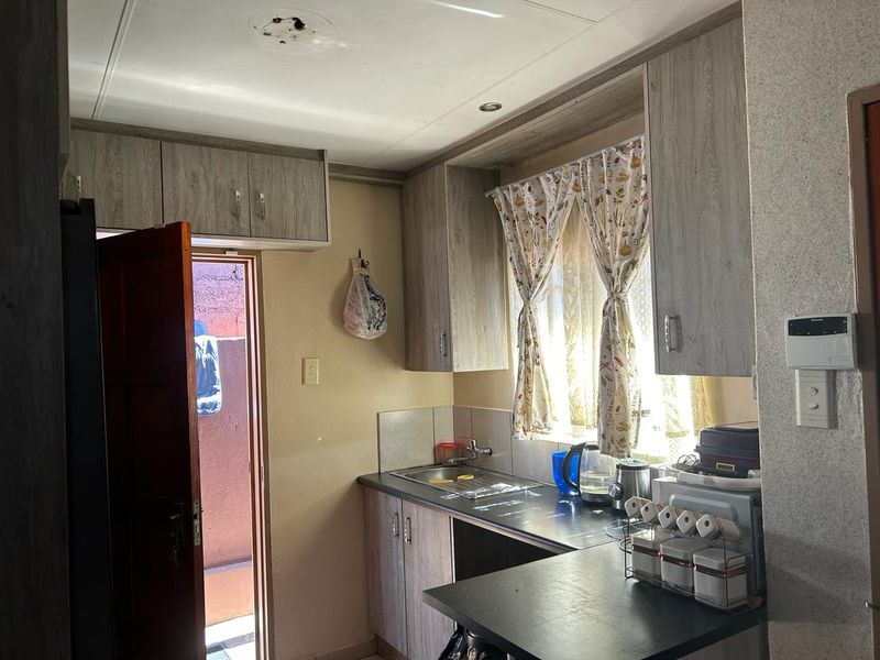 Clayville R 850 000 Home for Sale ! - Photo 4