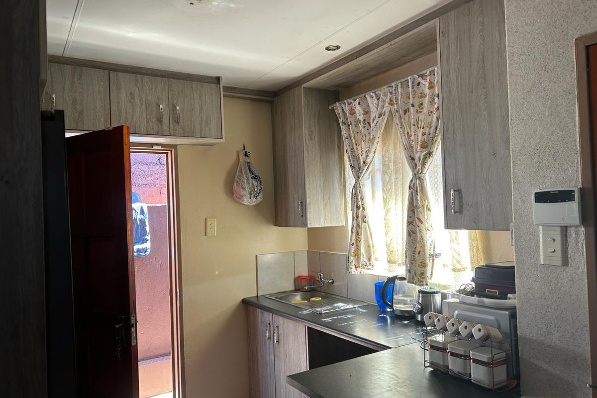 Clayville R 850 000 Home for Sale ! - Photo 4