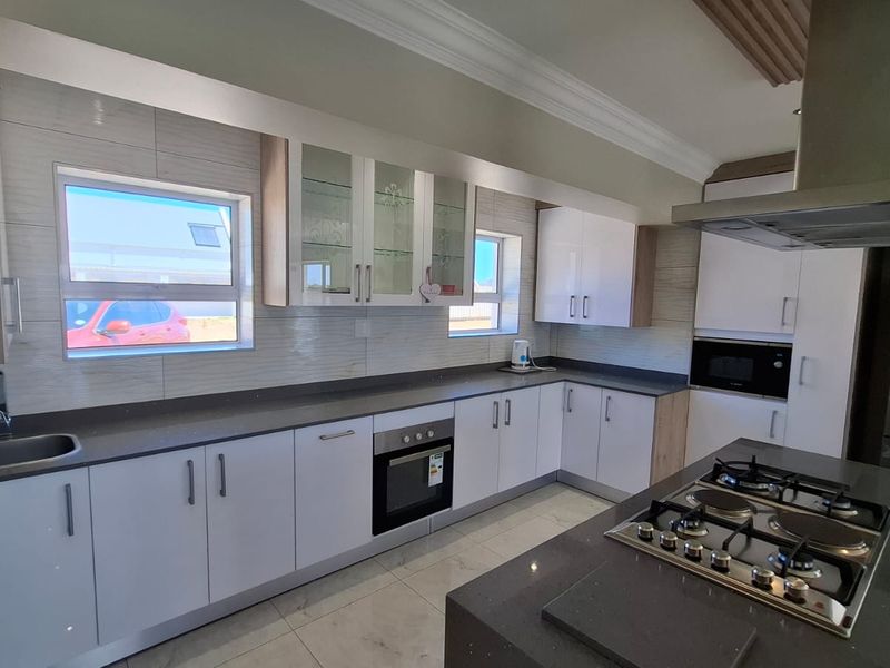 Chic Coastal Home: Style and Comfort in Witsand - Photo 4