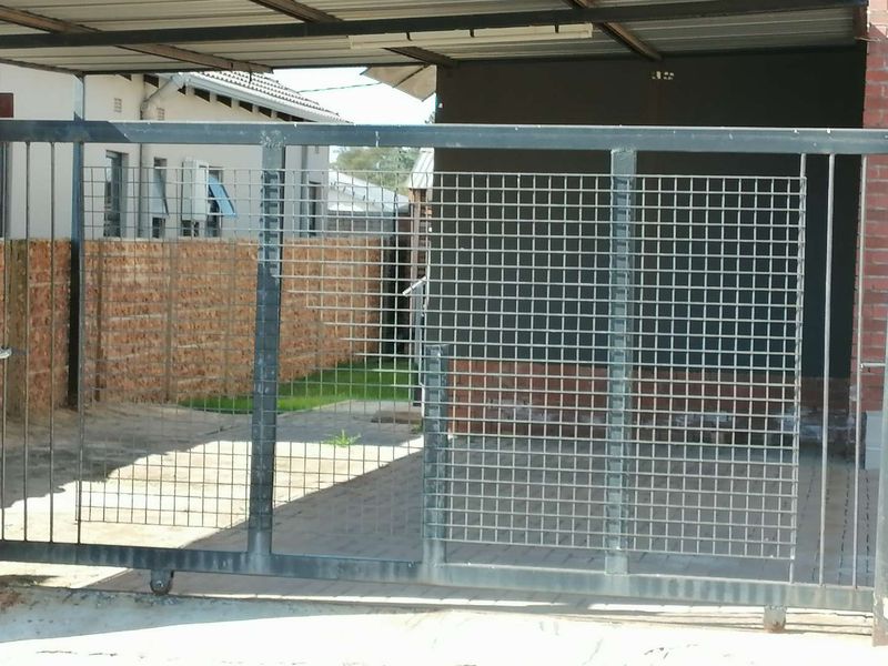 Secure family living in Southills Germiston - Photo 2