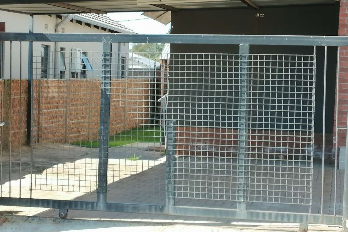 Secure family living in Southills Germiston - Photo 2
