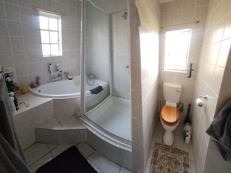 3 bedroom home in an area soon to be enclosed with entertainment+pool area!! - Photo 10