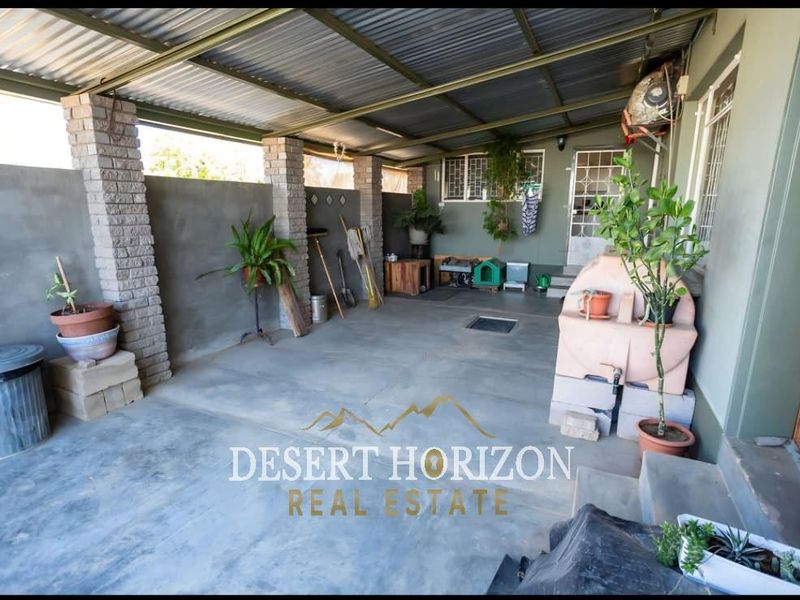 Karas Region, Keetmanshoop | Spacious Family Home with Flat - Photo 8