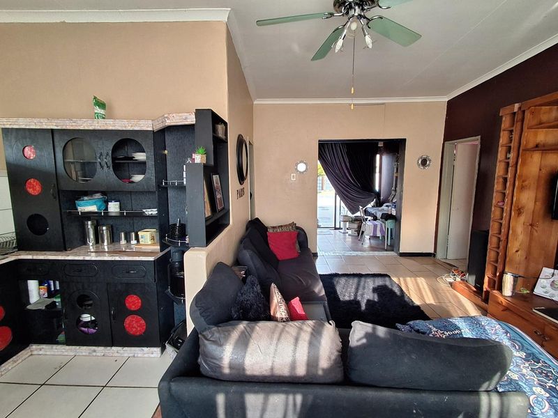 Priced to Sell - Family Home in Prestigious Golf Park - Photo 9
